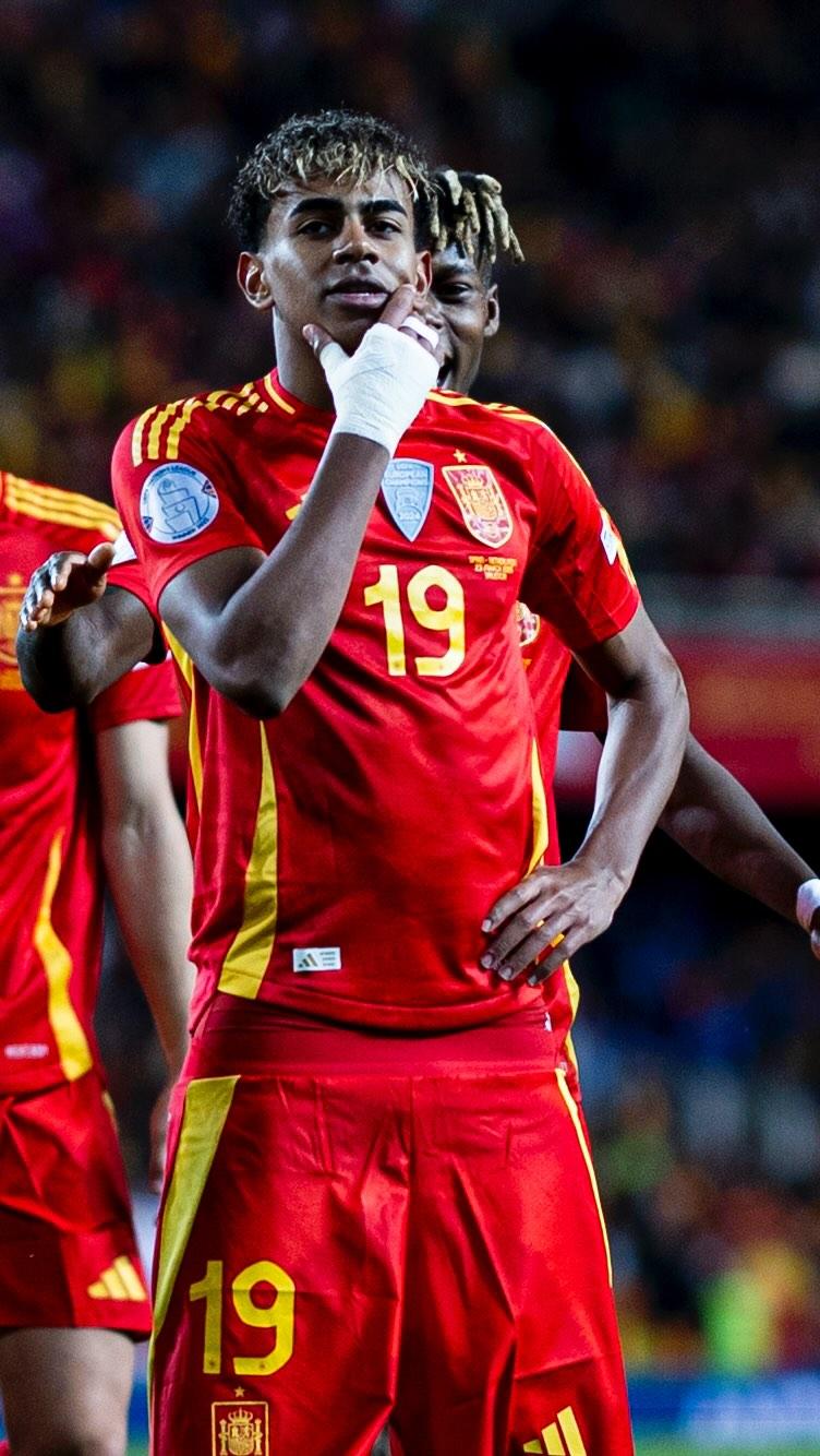 长春亚泰降级后换帅，新任主帅阎峰资历不足，俱乐部因成本考量选择本土球员，试图重建中超之路。